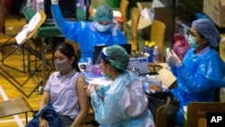 ထိုင်းနိုင်ငံ ဘန်ကောက်မြို့မှာ ကိုဗစ်ကာကွယ်ဆေး ထိုးနှံပေးနေတဲ့မြင်ကွင်း။ (ဇွန် ၁၄၊ ၂၀၂၁)