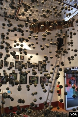 老挝首都万象的一家炸弹博物馆，由众多手榴弹制作的艺术展品。（美国之音朱诺拍摄，2013年8月13日）