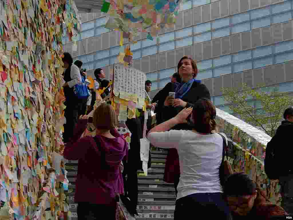 金钟占领区全面清场前最后一个下午，很多市民及外国游客前来拍照留念 