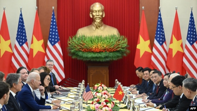 El presidente estadounidense Joe Biden y el secretario general del Partido Comunista de Vietnam, Nguyen Phu Trong (3R), celebran una reunión en la sede del Partido Comunista de Vietnam en Hanoi el 10 de septiembre de 2023.