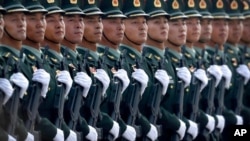 Soldados del Ejército Popular de Liberación de China marchan en formación durante un desfile para conmemorar el 70 aniversario de la fundación de la República Popular de China en Beijing, el 1 de octubre de 2019.