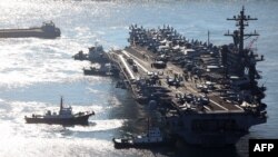 Tàu sân bay chạy bằng năng lượng hạt nhân USS Carl Vinson của Mỹ đi vào căn cứ hải quân của Hàn Quốc ở thành phố cảng Busan hôm 21/11/2023.