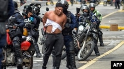 Funcionarios de la Policía Nacional Bolivariana de Venezuela detienen a un hombre durante una protesta por los resultados electorales, en Chacao, Caracas, el 30 de julio de 2024. Según el gobierno, se arrestaron a más de 2.500 personas.