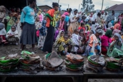 Para pengungsi menunggu makanan didistribusikan saat makan siang di pusat pengungsi internal di Debark, wilayah Amhara, Ethiopia utara, 27 Agustus 2021.