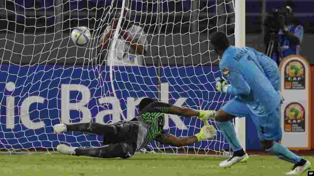 Golikipa wa Ivory Coast, Boubacar Barry (R) akipiga mpira wa penati uliopelekea ushindi kwa nchi hiyo dhidi ya Ghana kwenye mechi ya soka ya fainali za kombe la mataifa ya Afrika huko Bata, Equatorial Guinea, Jumapili Feb 8, 2015.