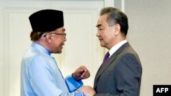 မလေးရှားဝန်ကြီးချုပ် Anwar Ibrahim နဲ့ တရုတ်နိုင်ငံခြားရေးဝန်ကြီး Wang Yi (သြဂုတ် ၁၁၊ ၂၀၂၃)