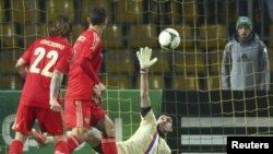 El portero ruso Vladimir Gabulov enfrenta a Mix Diskerud quien anotó para el empate de EE.UU. en Moscú.