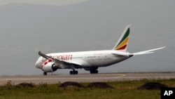 Boing 787 etiopljanske aviokompanije "Ethiopian Airlines" tokom priprema za poletanje