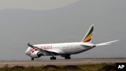 ເຮືອບິນໂບອິ້ງ 787 Dreamliner ຂອງສາຍການບິນເອທິໂອເປຍ ພວມຈະບິນຂຶ້ນ ຈາກສະໜາມບິນນະຄອນ Addis Ababa (27 ເມສາ 2013)