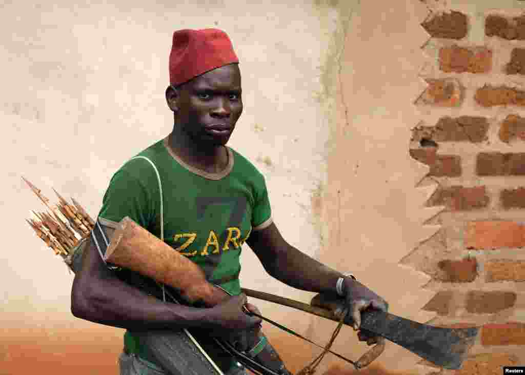 Un membre de la milice chrétienne anti-balaka, armes entre ses mains, au village de Zawa,&nbsp;République Centrafricaine. Le 8avril 2014. 