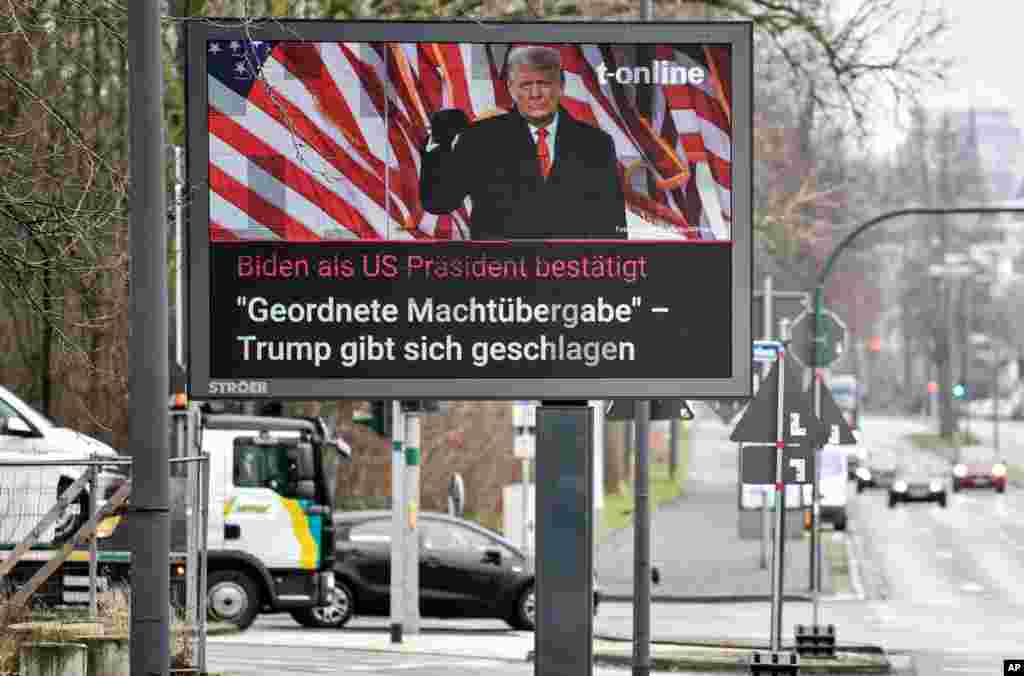 독일 서부 도시 에센의 거리에 있는 대형 화면에 도널드 트럼프 미국 대통령의 사진과 &#39;바이든, 미국 대통령 확정 - 질서있는 정권이양 - 트럼프 패배&#39;란 표제가 방영되고 있다. 