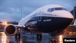 Un Boeing 737 MAX 8 devant le hangar lors d'une visite médiatique du Boeing 737 MAX à l'usine Boeing de Renton, Washington le 8 décembre 2015.