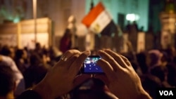 Trước khi cuộc trưng cầu dân ý diễn ra vào thứ Bảy, hàng ngàn người đã tập trung trước dinh thự Tổng thống ở Cairo để phản đối bản thảo Hiến pháp mới. (Yuli Weeks for VOA)