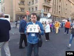 9月21日莫斯科和平大游行中，一名示威者手举标语，不满今日俄罗斯电视台。(美国之音白桦 拍摄)