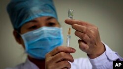 一名医护人员正在准备给北京居民注射预防H1N1传染的疫苗。（200911月16日）