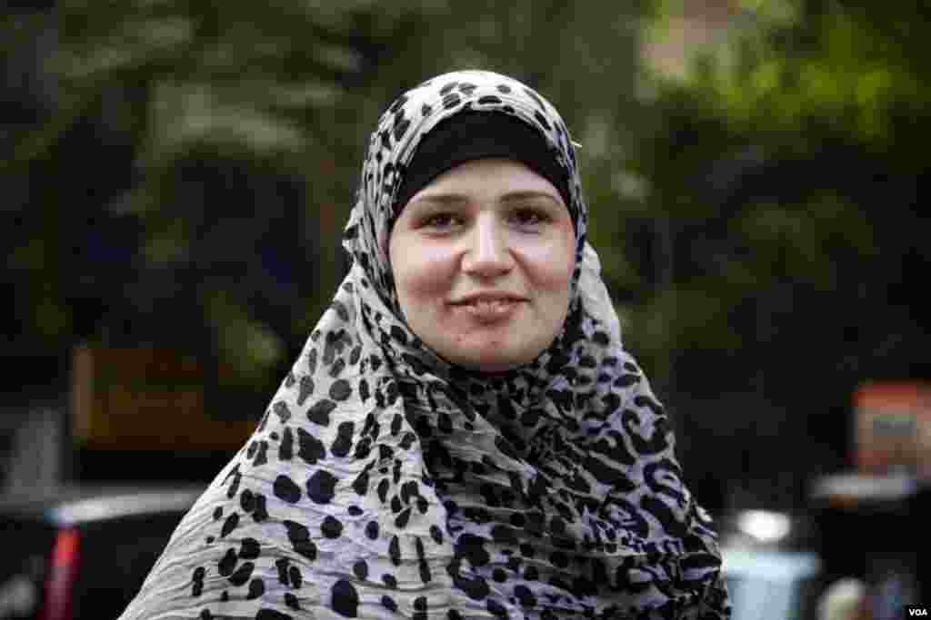 Mervat Mohammed, une ménagére du Caire, affirme qu'Obama traite avec les Arabes et les musulmans d'une manière respectueuse. (Y. Weeks/VOA)