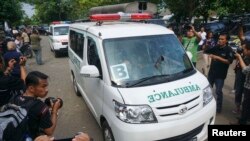 Konvoi ambulans yang membawa peti jenazah bergerak menuju penjara Nusa Kambangan dari dermaga Wijayapura, Cilacap, Jawa Tengah (17/1). (Reuters/Antara/Idhad Zakaria)