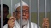 Abu Bakar Baasyir menunggu di dalam sel sebelum sidang di Pengadilan Jakarta Selatan, 2011. 