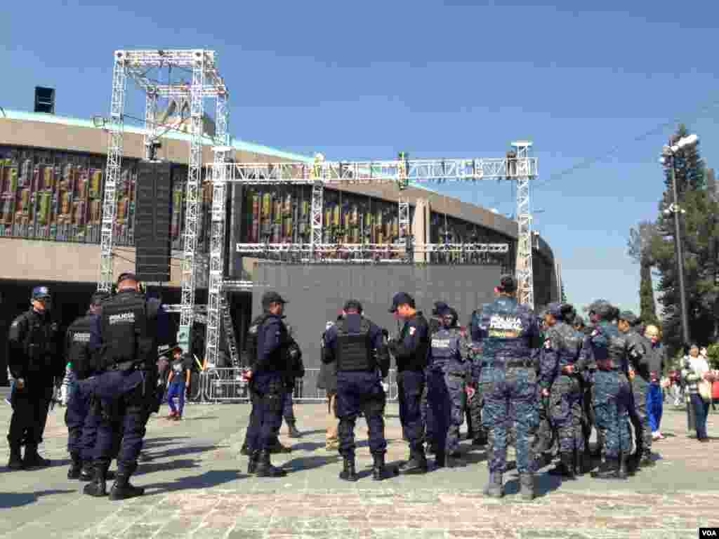 کیتھولک مسیحیوں کے روحانی پیشوا&nbsp;پوپ فرانسس کی آمد پر سیکیورٹی کے سخت انتظامات کیے گیے۔