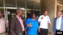 Abamele abenhlanganiso yezisebenzi zikahulumende, abeApex Council bephuma emhlanganweni lomqatshi