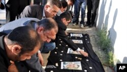 کۆمه‌ڵێـک ڕۆژنامه‌نووسی کوردستان مۆم له‌ ده‌وری وێنه‌یه‌کی سه‌رده‌شت عوسمان داده‌گیرسێنن، (ئه‌رشیفی وێنه‌)