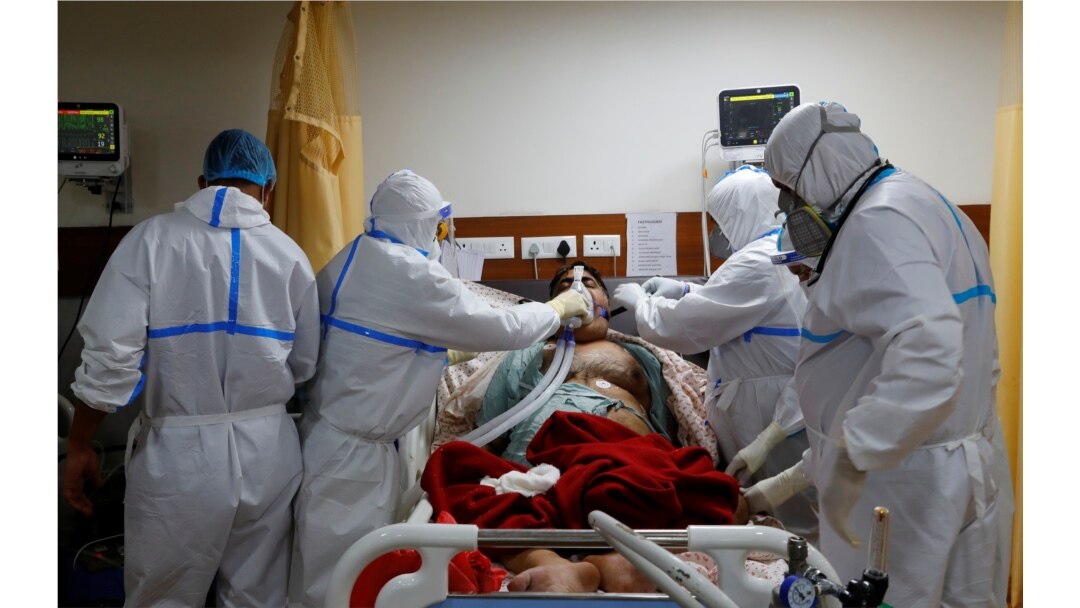 Tenaga kesehatan merawat pasien Covid-19 di Intensive Care Unit (ICU) Rumah Sakit Yatharth di Noida, pinggiran New Delhi, India, 15 September 2020.