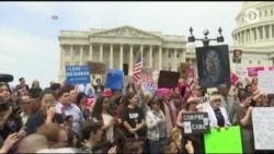 Конгрессменов, проголосовавших за отмену Obamacare, встретили протестами