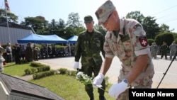 판문점 중립국감독위원회(NNSC)의 스위스 대표 우르스 게르브르 육군 소장이 18일 경기도 파주시 서부전선 공동경비구역(JSA) 대대에서 열린 판문점도끼만행사건 추모식에서 헌화하고 있다.