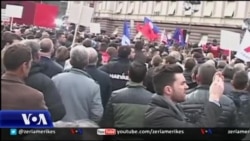 Opozita në protestë pa afat në Tiranë