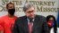El secretario de Justicia de EE.UU., William Barr, habla con periodistas sobre la Operación Legend, una fuerza federal que combate los crímenes violentos. Kansas City, Missouri, agosto 19 de 2020.