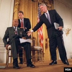 Mantan Presiden Clinton and Wapres Al Gore bersama Herman Shaw, 94, dalam sebuah konferensi pers 16 Mei 1997, meminta maaf kepada korban riset di Tuskegee.