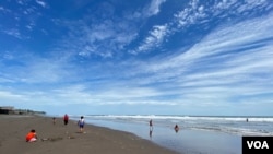 Pese al llamado del gobierno para no salir de casa, algunos salvadoreños hicieron turismo en las playas de La Libertad. El Salvador. Agosto, 2020. [Foto: Karla Arévalo, VOA].