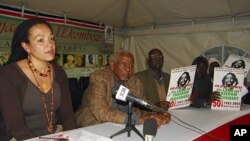 Wiil yar oo cabaya biyo kana mid ah dadka ka bad-baaday Tsunnamigii ka dhashay dhulgariirkii ka dhacay badda hosteeda Parorogat oo ku taala jaziiradda Pagai, galbeedka Sumatra, Indonesia,