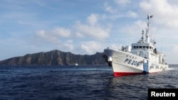 Ảnh minh họa: Tàu của cảnh sát biển Nhật Bản trước dãy đảo Senkaku/Ðiếu Ngư. 
