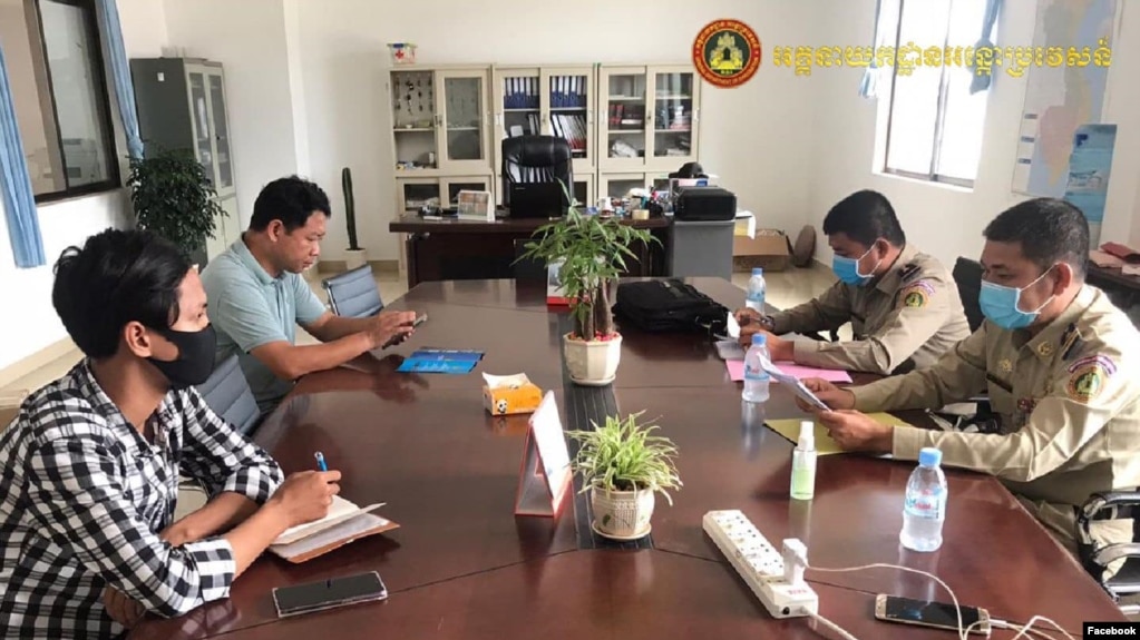 កម្លាំងការិយាល័យគ្រប់គ្រងជនបរទេស នៃស្នងការដ្ឋាននគរបាលខេត្តស្វាយរៀង ចុះផ្សព្វផ្សាយសេចក្តីណែនាំលេខ ០១៨៣ សជណ.អអ និងផ្សព្វផ្សាយដល់ម្ចាស់លំនៅដ្ឋាន ដើម្បីភ្ជាប់ប្រព័ន្ធគ្រប់គ្រងវត្តមានជនបរទេស (FPCS) ថ្ងៃទី២៥ ខែមេសា ឆ្នាំ២០២០។ (រូបថតដកស្រង់ពីបណ្តាញសង្គមហ្វេសប៊ុក