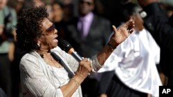 Cissy Houston, la madre de la fallecida Whitney Houston, canta en el coro baptista New Hope en Newark, Nueva Jersey. 