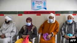 Wazee wa Morocco wakingoja zamu yao ya kupata cjanjo ya COVID-19 katika kituo cha chanjo katika mji wa Sale February 12, 2021.