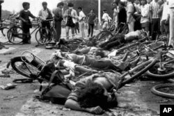 1989年6月4日清晨在北京天安門附近街道上被殺死的學生與市民的屍體。