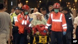 救援人员将渡轮碰撞事故中受伤的乘客送往医院(2015年10月26日)