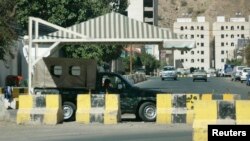 2010年1月4日警方巡逻车驻扎在也门首都萨那外交使团附近