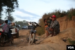 រូបឯកសារ៖ ជន​ជាតិ​ដើម​ភាគ​តិច​កាចក់​ រង់​ចាំ​ជិះ​ទូក​ចំលង​ឆ្លង​កាត់​ទន្លេ​សេសាន​ នៅ​ក្នុង​ភូមិ​តាណង ឃុំ​តាឡៅ​ ស្រុក​អណ្តូង​មាស​ ខេត្ត​រតនគិរី កាល​ពី​ថ្ងៃ​ទី​១​ ខែ​ធ្នូ​ ឆ្នាំ​២០១៥។