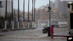 Newton, todavía como huracán, inundó las calles de Cabo San Lucas, México. Ahora se dirige hacia Arizona.