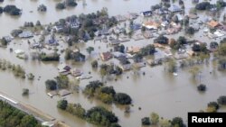 Casas parcialmente sumergidas tras las inundaciones que causó el Huracan Isaac a su paso por Braithwaite, Luisiana.