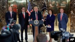 Prezida Donald Trump mu kiganiro n'abamenyeshamakuru, inyuma y'imishamirano yabaye mu gisagara ca Charlottesville, muri Reta ya Virginie.