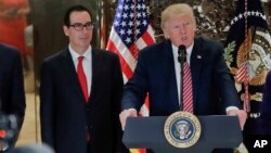 Le président Donald Trump donne une conférence de presse, Steven Mnuchin à ses côtés, le 15 août 2017, à New York. 