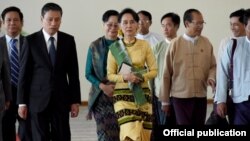 မြန်မာကိုယ်စားလှယ်အဖွဲ့ကို ဦးဆောင်တဲ့နိုင်ငံတော် အတိုင်ပင်ခံပုဂ္ဂိုလ်လည်းဖြစ်၊ နိုင်ငံခြားရေးဝန်ကြီးလည်းဖြစ်တဲ့ ဒေါ်အောင်ဆန်းစုကြည် မြန်မာနိုင်ငံမှ ထွက်ခွာစဉ်။