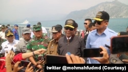 Menkopolhukam Mahfud MD saat melakukan kunjungan kerja ke Kabupaten Natuna, Kepulauan Riau, Rabu, 15 Januari 2020. (Foto: twitter @mohmahfudmd) 