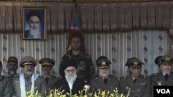 Pemimpin Tertinggi Iran Ayatollah Ali Khamenei (tengah) diapit Komandan Tentara Jendral Ataollah Salehi (tiga dari kanan) dan Kepala Staff Tentara Jendral Hassan Firouzabadi (dua dari kiri) (10/11).