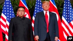 Presiden AS Donald Trump dan pemimpin Korut Kim Jong Un, dalam pertemuan di Singapura Selasa (12/6) lalu. 