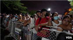 Los migrantes gritaban consignas como "El pueblo unido jamás será vencido" y "Fuera Maduro" mientras intentaban llegar a su país.